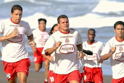 El exdelantero ecuatoriano Jasson Zambrano (c) recordó la dupla que hizo con el brasileño Rodrigo Teixeira (i).