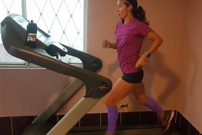 Rosalba Chacha entrena en la caminadora todos los días. No quiere practicar al aire libre por temor a contagiarse del coronavirus.