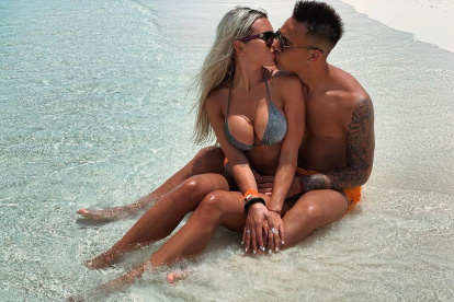 Lautaro Martínez (d), en unas vacaciones con su pareja, Agustina Gandolfo