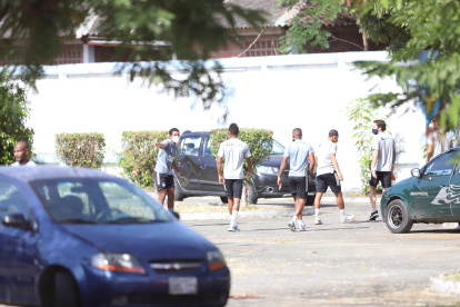 Jugadores del Bombillo camino al entrenamiento grupal de ayer jueves 28 de mayo.