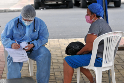 Referencial. Los especialistas señalan que es necesario que el Gobierno realice más pruebas PCR en la población.