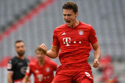 Benjamin Pavard celebra el segundo gol ante el Fortuna Duesseldorf, en la goleada que los catapultó hacia el título de la Bundesliga.