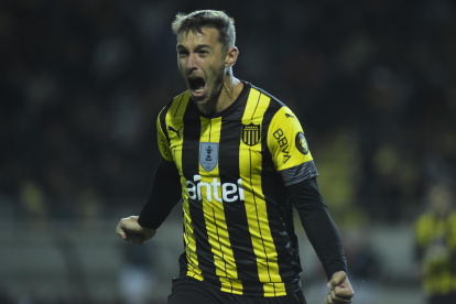 Xisco Jiménez, atacante ibérico del cuadro aurinegro, despierta interés en las filas eléctricas.