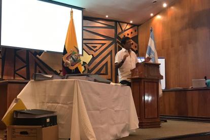 El prefecto del Guayas, Carlos Luis Morales, se defiende de las acusaciones durante una rueda de prensa este 1 de junio.