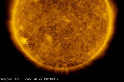 En la parte superior izquierda del Sol se puede ver apreciar una bengala que emana de material eyectado fuera de las líneas de campo magnéticas de la estrella.