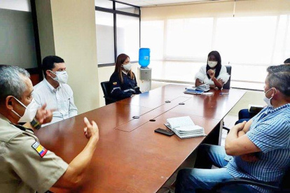 La fiscal Diana Salazar habla con el general Patricio Carrillo sobre las investigaciones de los casos de corrupción.