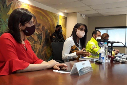 La fiscal general del Estado, Diana Salazar, explicó a los medios las operaciones realizadas durante la madrugada de este 3 de junio.