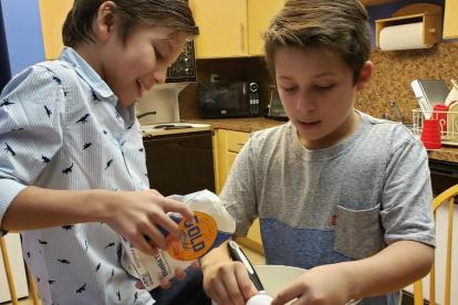 Los niños Matías y Fausto Benites Pérez durante la preparación de las galletas.