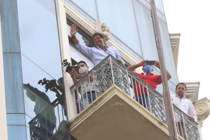 El prefecto del Guayas, Carlos Luis Morales, se asomó a la ventana del edificio para saludar a sus simpatizantes.