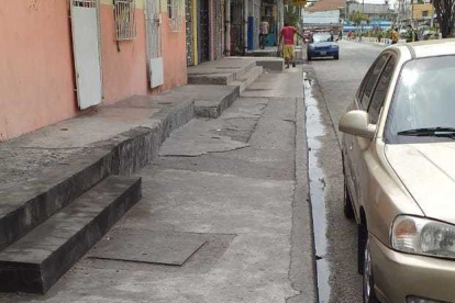 En la calle Mercedes Arzube de Roca la alcantarilla está desborda.
