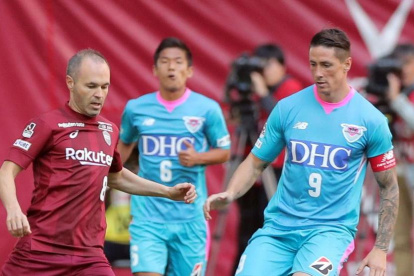 Los españoles Andrés Iniesta y Fernando "El Niño" Torres son algunos de las estrellas en la Liga japonesa