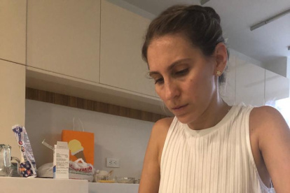 Jessica Abouganem elabora el pan "jalá" de origen judío.