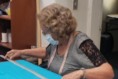 Grandes y pequeñas industrias elaboran mascarillas reusables