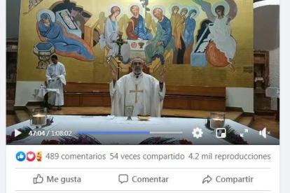 El padre Julián Ballesta, párroco de la iglesia Santo Tomás de Aquino, de Guayaquil, durante una de las misas en línea.