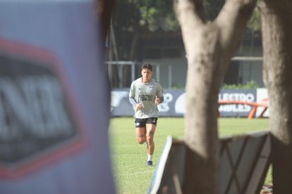Alexis Zapata durante el entrenamiento en el Polideportivo de Samanes.