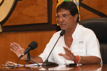 El prefecto Morales en la reciente sesión de Consejo en la que recibió apoyo de varios alcaldes de la provincia.