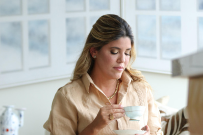 Es fanática de las guayaberas y, en este look, luce un vestido fresco y ligero en lino. El plus que tiene esta textura es que la duración es de aproximadamente 20 años y, como ya se sabe, es ideal para el clima de la ciudad. Además, ya no tiene por qué asociarse únicamente a lo masculino.
