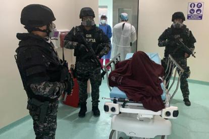 Custodia. El contingente policial en el hospital Guayaquil por Salcedo alteró a los demás pacientes del lugar.