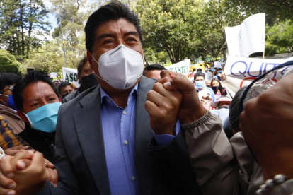 El alcalde Jorge Yunda llegó en medio de gritos de apoyo de sus simpatizantes a los que nos les importó mantener la distancia para evitar la propagación del COVID-19.