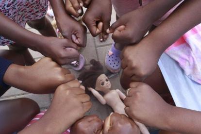 Un grupo de niñas afroecuatorianas del sector La Trinitaria de Guayaquil, posan para EXPRESO.