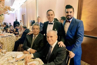 Matrimonio. Daniel Mendoza posa con sus invitados de lujo.