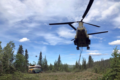 STAMPEDE. Un helicóptero Chinook de la Guardia Nacional eleva el "Fairbanks 142", el autobus famoso por el libro y la película "Into the Wild", desde un remoto lugar fuera del Parque Nacional Denali.