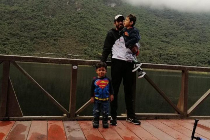 El marchista ecuatoriano con sus dos grandes motores de superación: Santiago (5) en brazo y Joaquín (3)