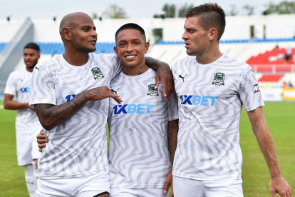 El retorno a la competencia oficial de Cristian Ramírez (C) con el Krasnodar fue aplazado en la liga rusa.