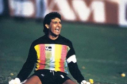 Carlos Luis Morales se arrodilla y festeja luego de atajarle el penal a José Tiburcio Serrizuela en 1990.