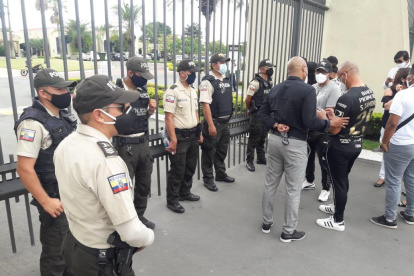 Amigos y simpatizantes de Carlos Luis Morales en las afueras del parque de la paz.