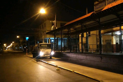 Hecho. Personal municipal retiró los objetos de las personas en situación de calle, la noche del miércoles.