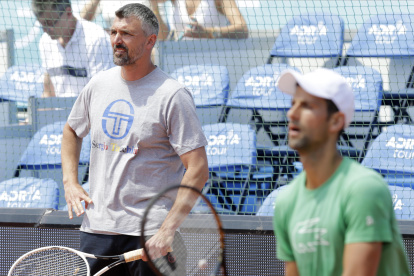 Goran Ivanisevic, preparador físico de Djokovic (i), y el propio tenista (d), dieron positivo por coronavirus tras el Adria Tour.