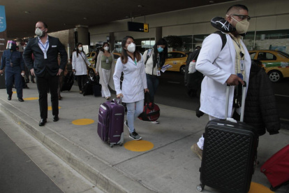 21 médicos guayaquileños fueron enviados a Quito para antender la emergencia.