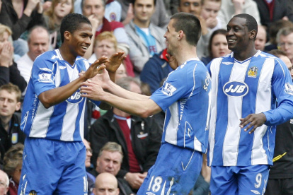 Foto de mayo de 2008 cuando el ecuatoriano Antonio Valencia (i) militaba en el equipo inglés. Un año después dio el salto al Manchester United donde hizo historia.