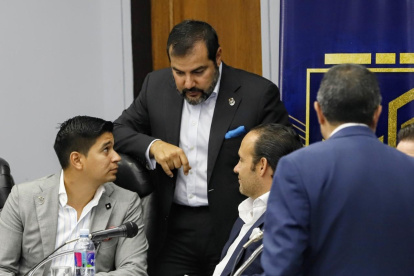 Carlos Manzur (c) se refirió al conflicto que vive la Federación Ecuatoriana de Fútbol.