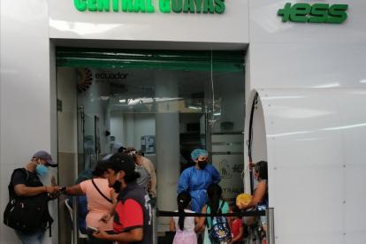 Un grupo de pacientes asiste a Centro de Especialidades Central Guayas del IESS.