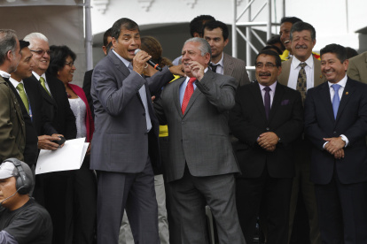 Rafael Correa y Luis Chiriboga en un homenaje de la Tri posterior al Mundial 2014.