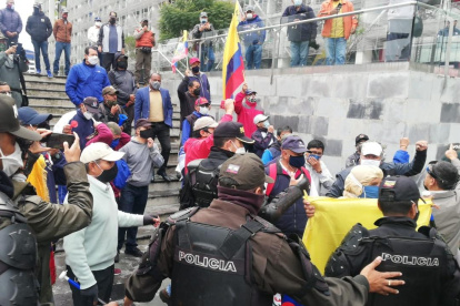 Jubilados de las fuerzas armadas protestaron hoy.