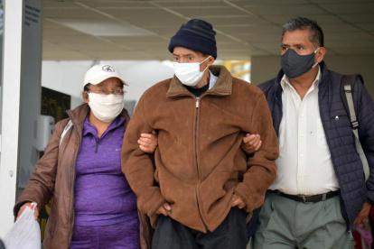 Ciudadanos en Cuenca salen del hospital Vicente Corral Moscoso.