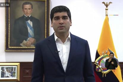 El vicepresidente Sonnenholzner durante su anuncio de renuncia al cargo.