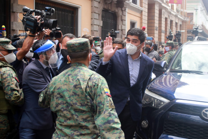 Despedida. Otto Sonnenholzner, a su salida de su despacho en el centro de Quito.