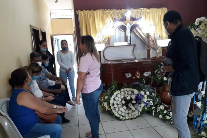 Eduardo Smith, excompañero de Dannes Coronel, frente al ataud del "Patucho".