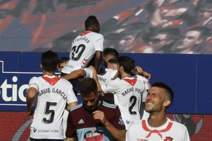 Pervis Estupiñán (arriba) celebra junto a sus compañeros uno de los dos goles que firmaron para el triunfo.