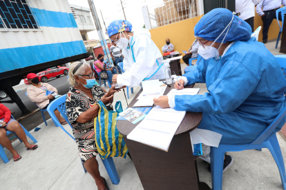 Brigadas médicas llegan a sectores populosos de Guayaquil.