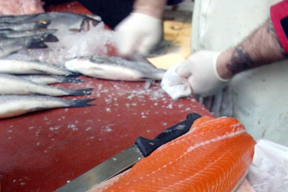 Las advertencias en China, de un riesgo de transmisión, generó una baja en el consumo.