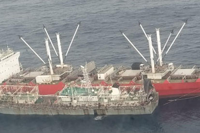 Dos de los 260 barcos que pescan al límite de la Zona Económica Exclusiva Insular.