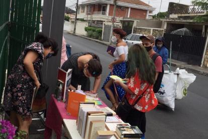 En los exteriores de La Casa Morada, en Urdesa, hubo una feria de libros nuevos y usados en todos los géneros.