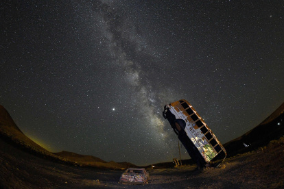 GOLDFIELD (NEVADA). Una noche despejada para un espectáculo único desde el Bosque Internacional de Automóviles en esta ciudad estadounidense.
