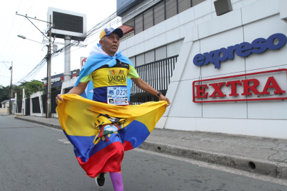 Tesón. El atleta corrió 10k solo por las principales calles del centro y norte de la urbe, siguiendo la ruta que ese día y a esa hora debía cumplir la EXPRESO. Terminó en la puerta de este diario.