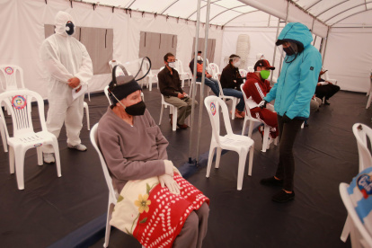 Algunos hospitales de Quito como el Enrique Garcés y el del IESS lucen como en la imagen, con pacientes intentado ser atendidos.